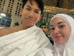 Gaya Sederhana Anisha Rosnah dan Pangeran Mateen Umrah di Bulan Ramadhan